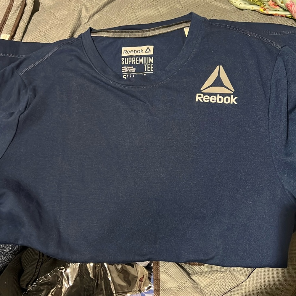 Men’s Reebok small short sleeve shirt in navy